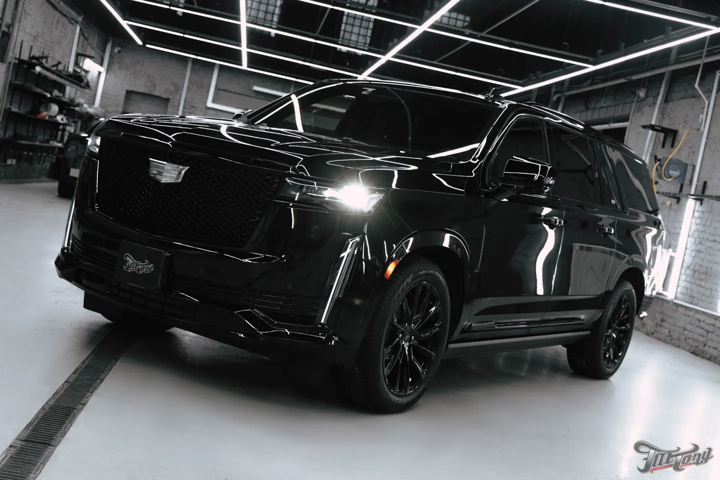 Проделали большую работу над Cadillac Escalade, часть 1: комплексная шумоизоляция салона, установка подогрева сидений, установка цветных ремней безопасности с индивидуальным дизайном